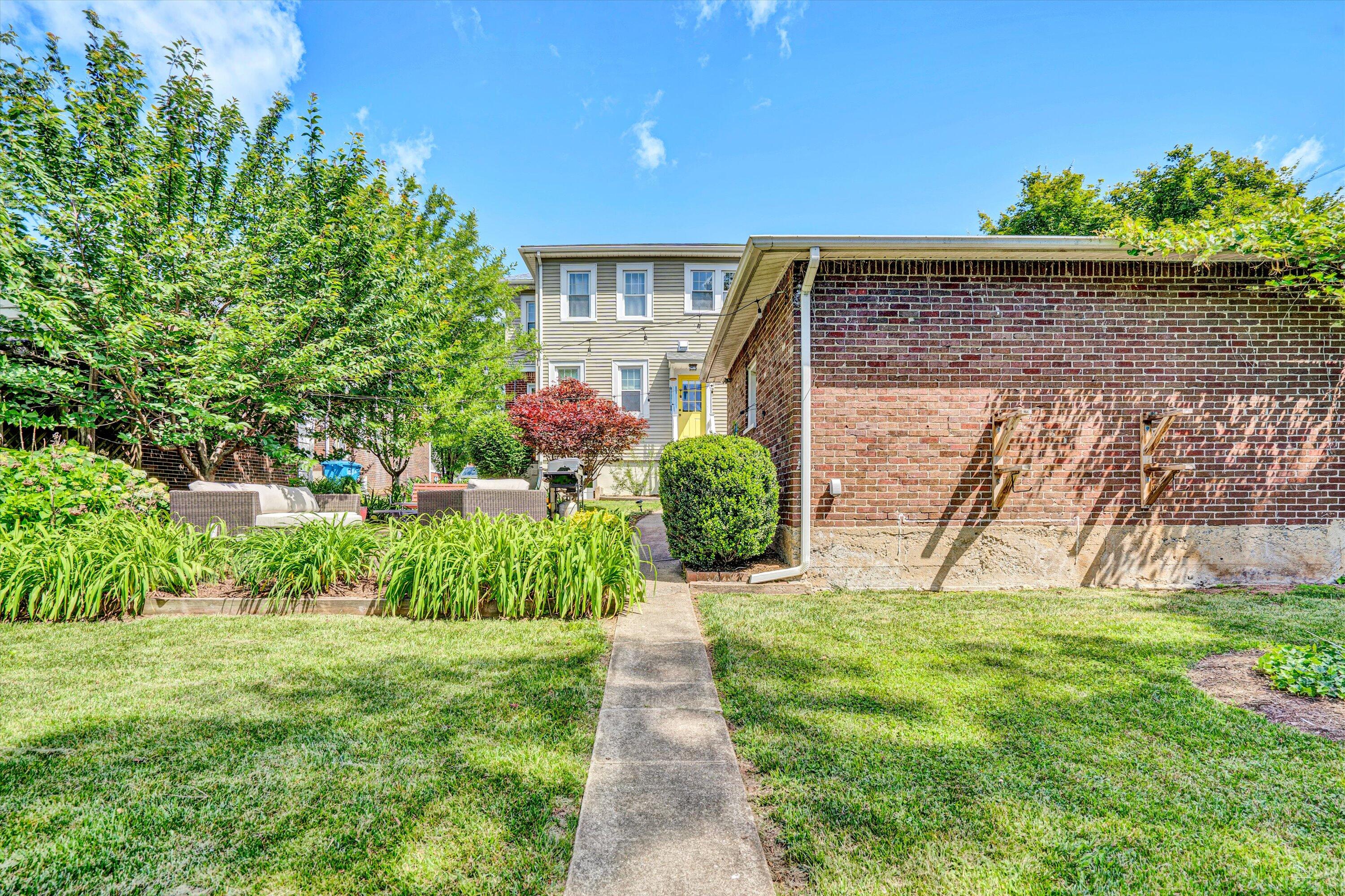 1610 Maiden LN SW