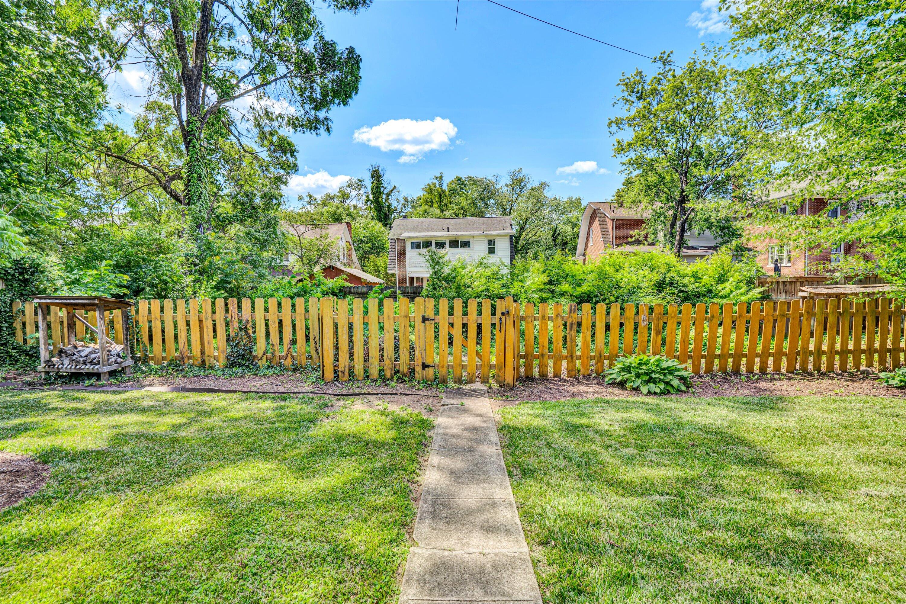 1610 Maiden LN SW