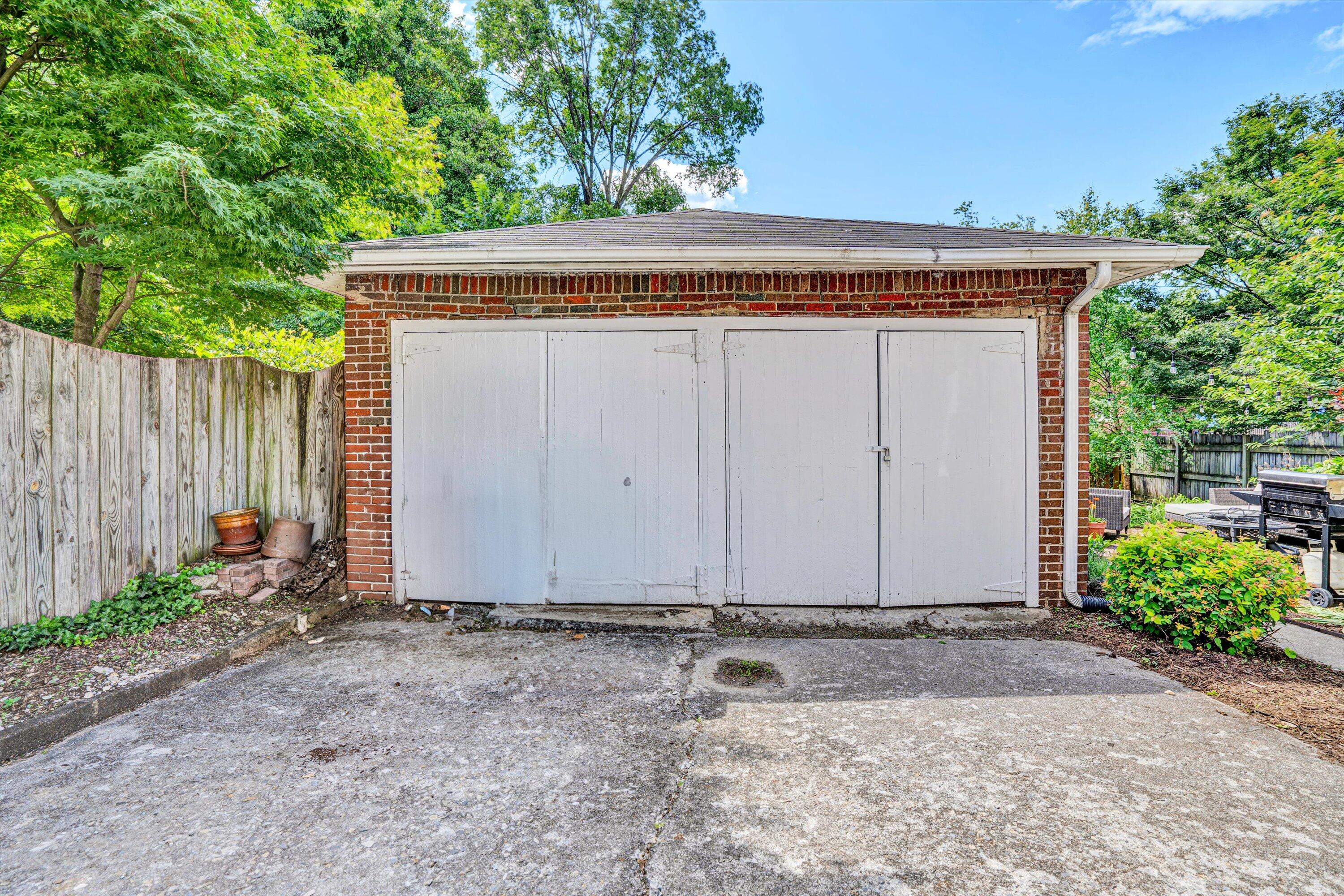 1610 Maiden LN SW