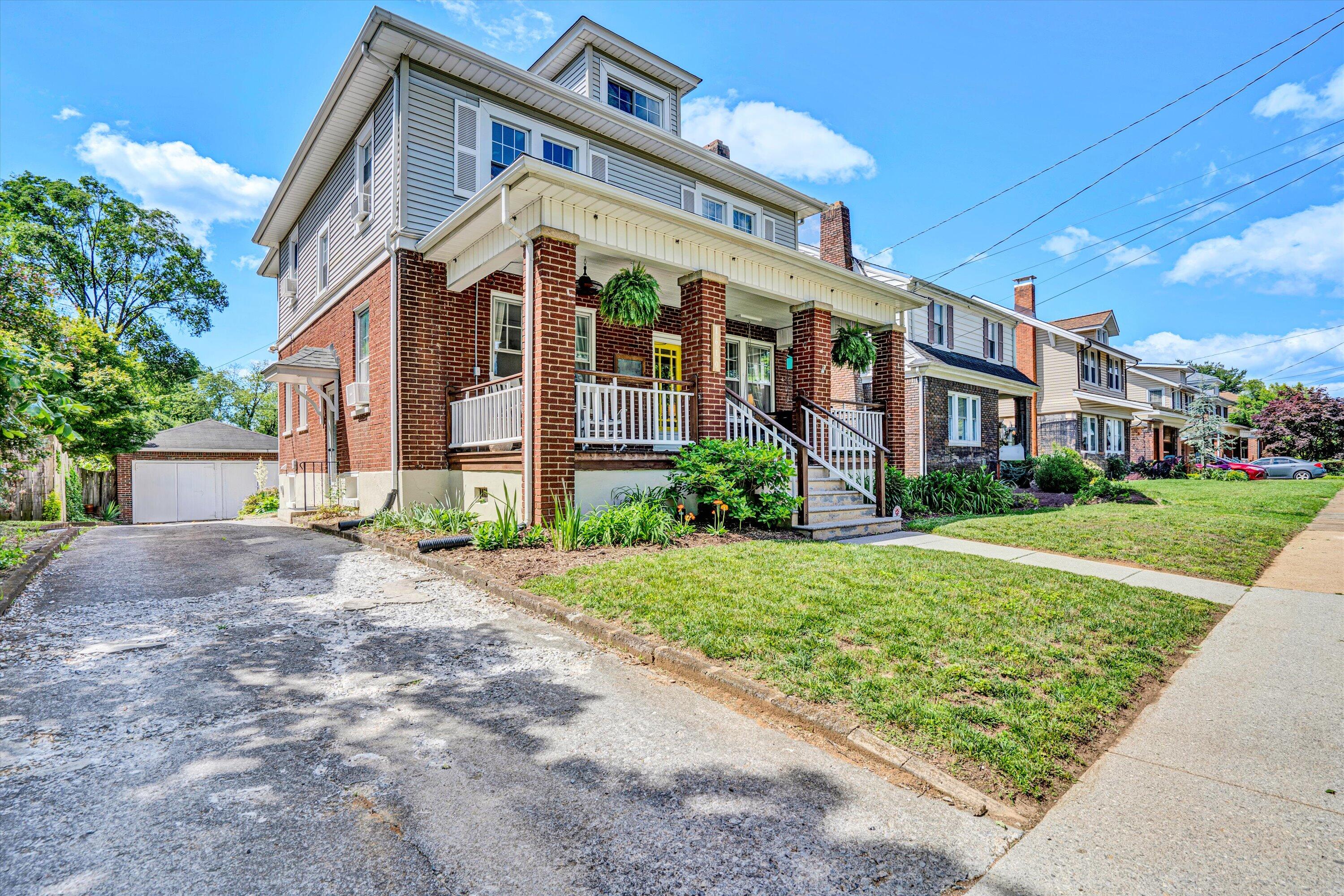 1610 Maiden LN SW