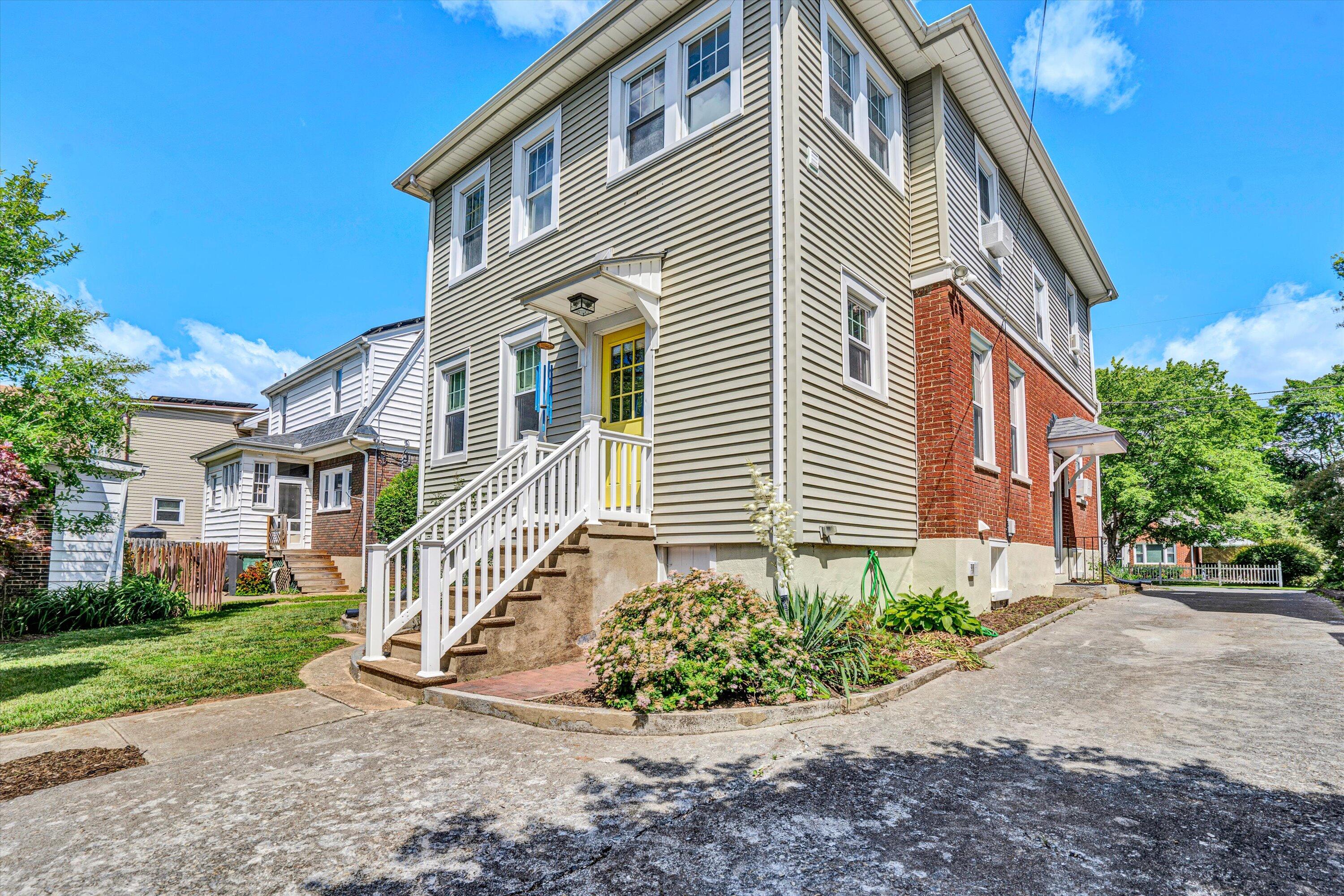 1610 Maiden LN SW