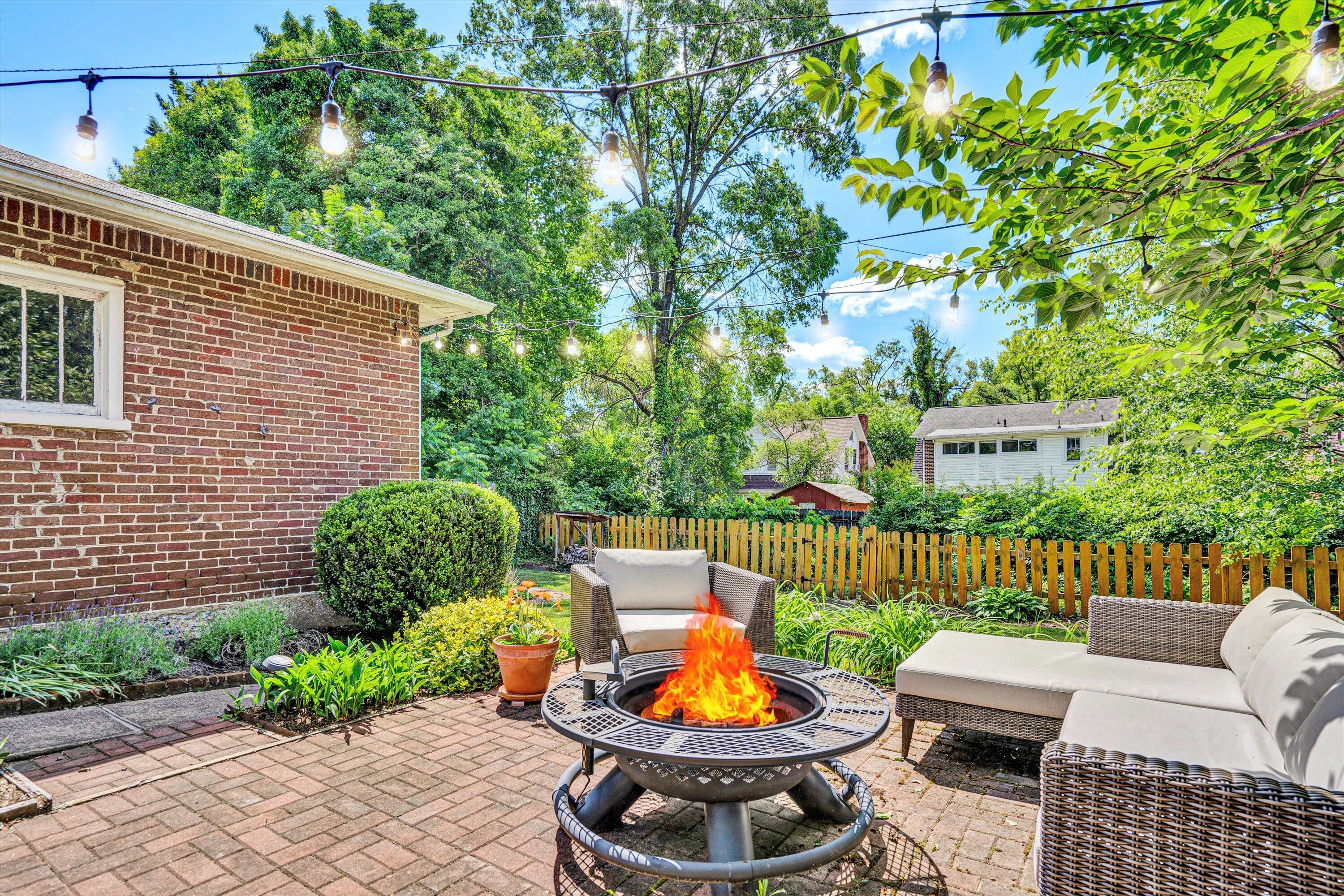1610 Maiden LN SW