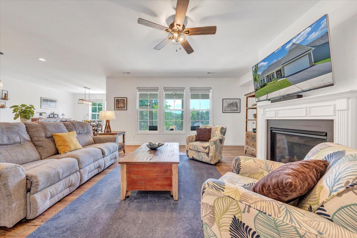 2153 Kings Walk DR NE