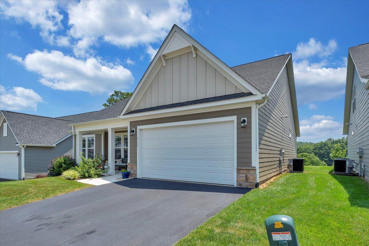 2153 Kings Walk DR NE