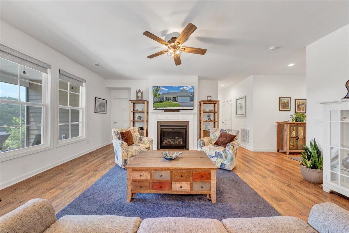 2153 Kings Walk DR NE