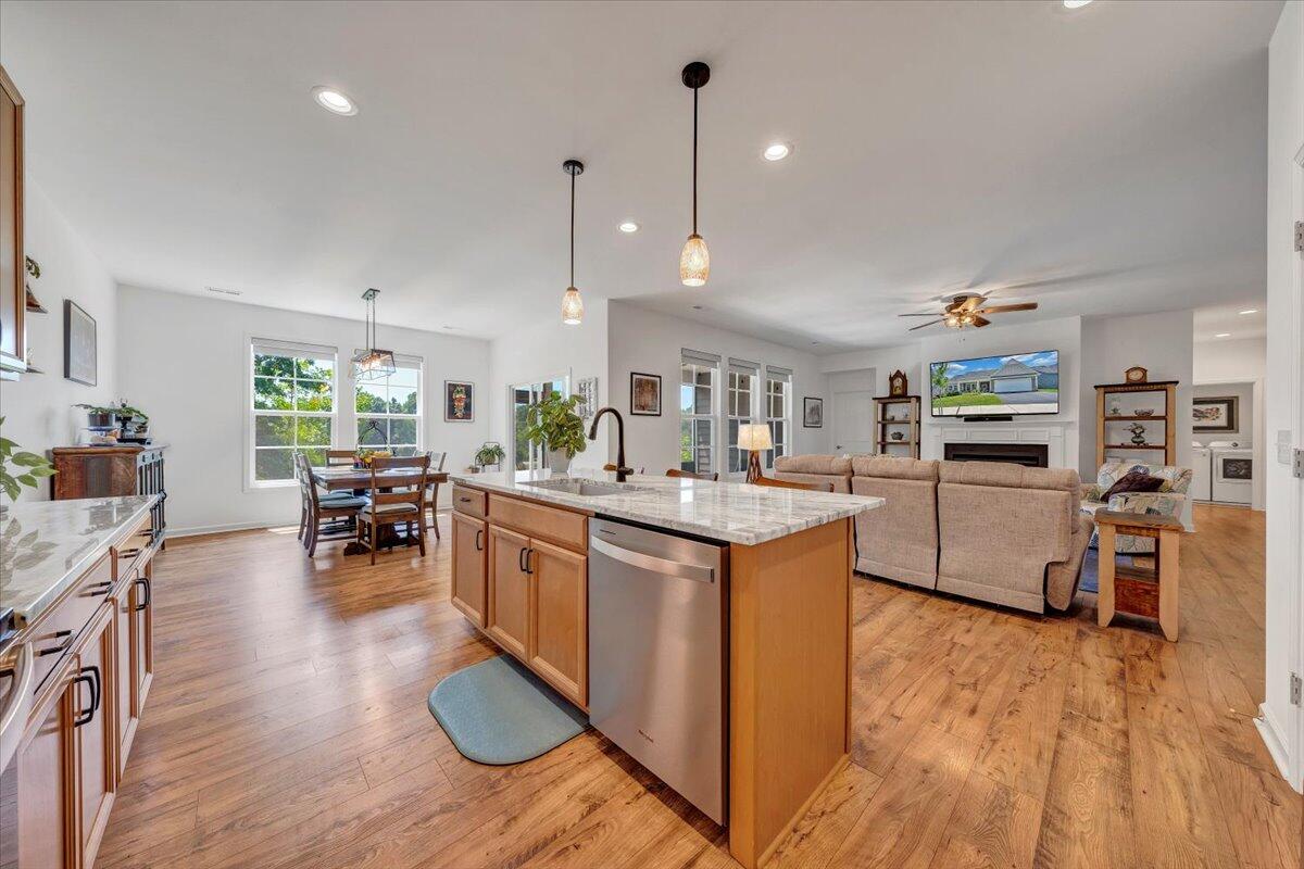 2153 Kings Walk DR NE