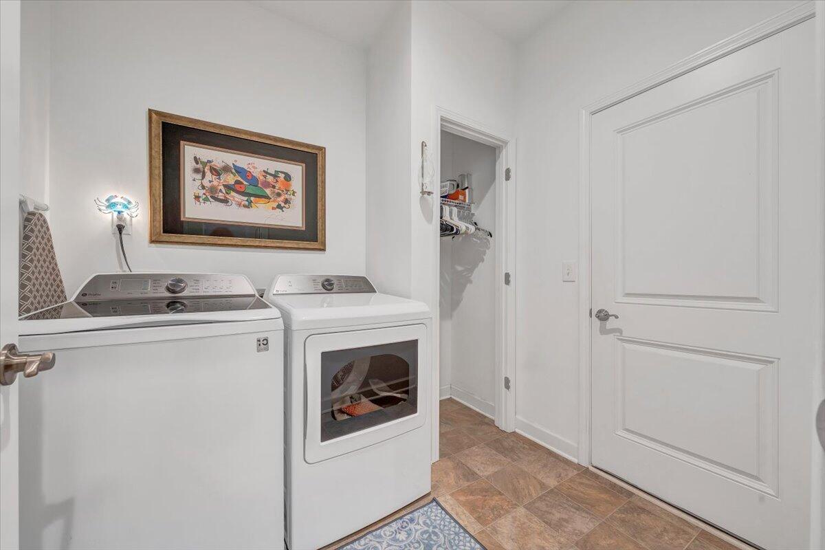2153 Kings Walk DR NE