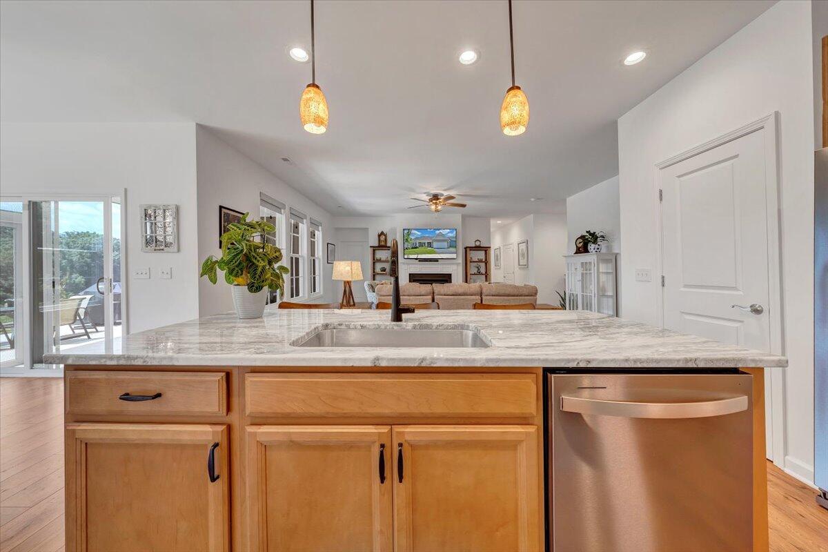 2153 Kings Walk DR NE