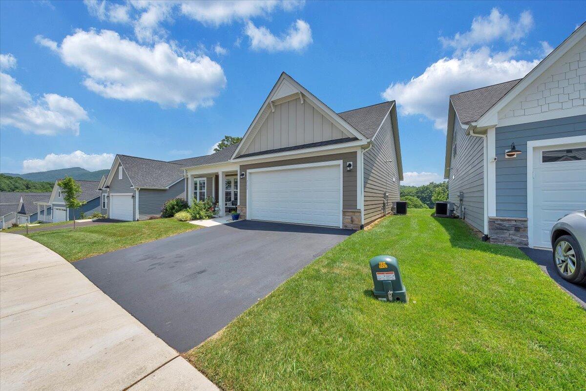 2153 Kings Walk DR NE