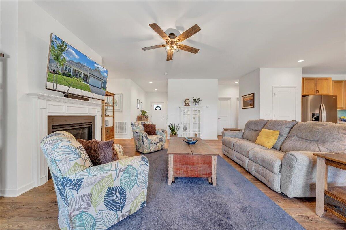 2153 Kings Walk DR NE