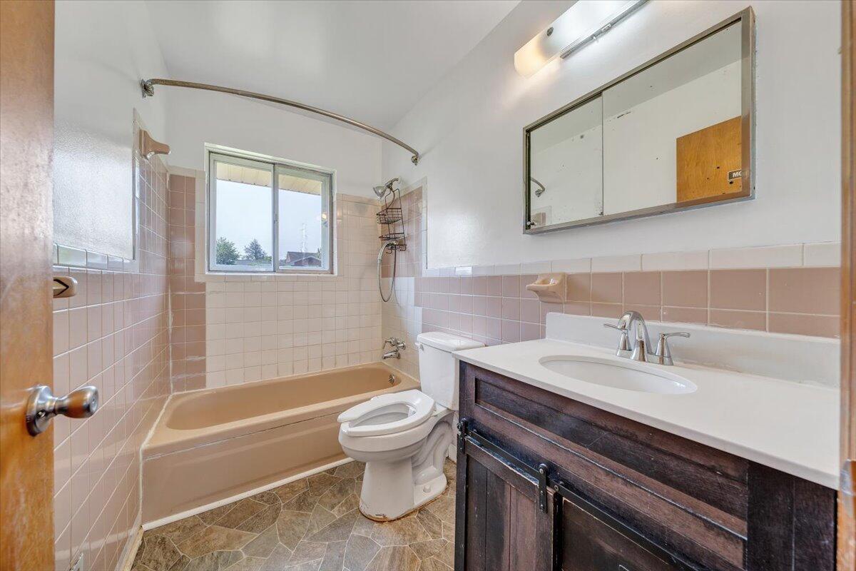 3332 Maplelawn AVE NW