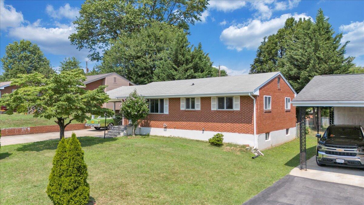 3332 Maplelawn AVE NW