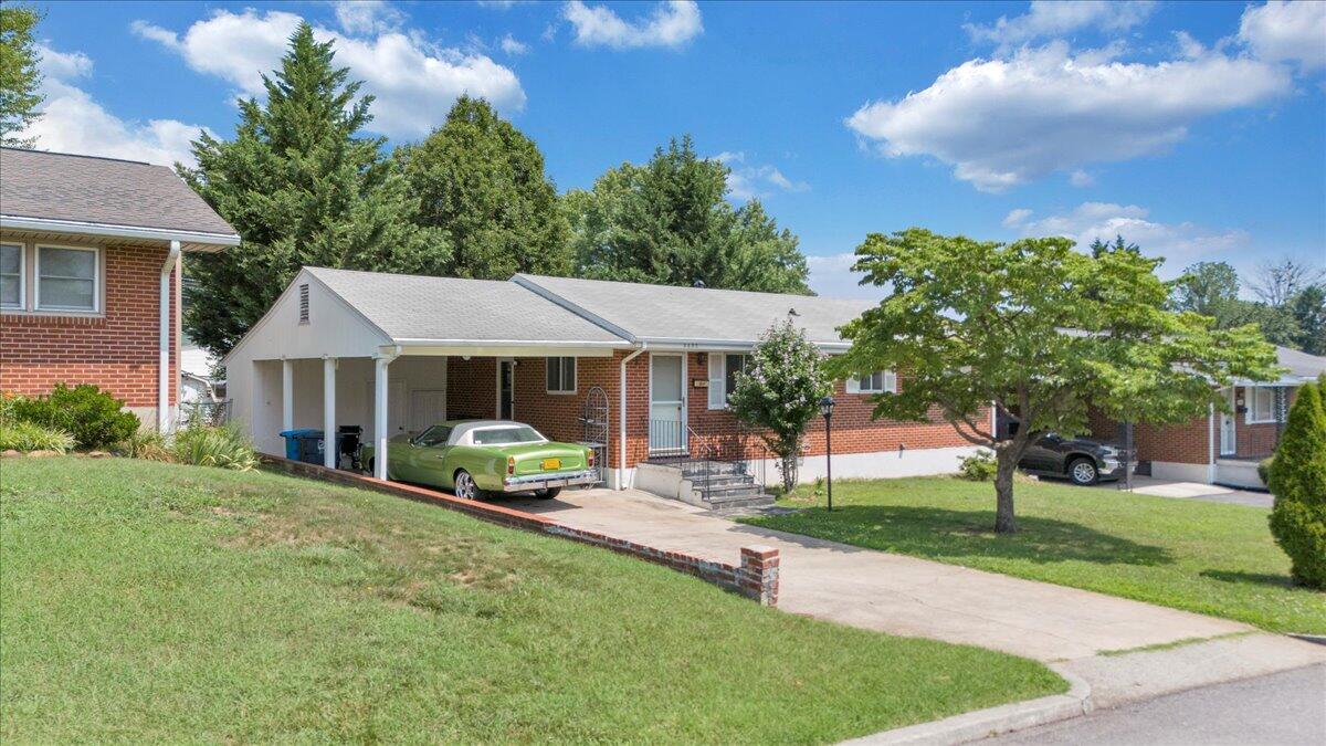 3332 Maplelawn AVE NW