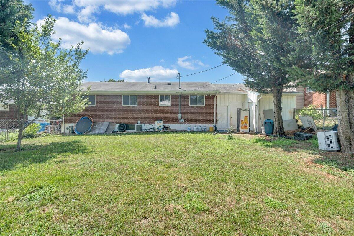 3332 Maplelawn AVE NW