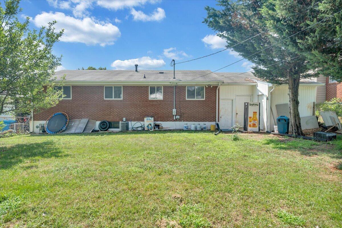 3332 Maplelawn AVE NW