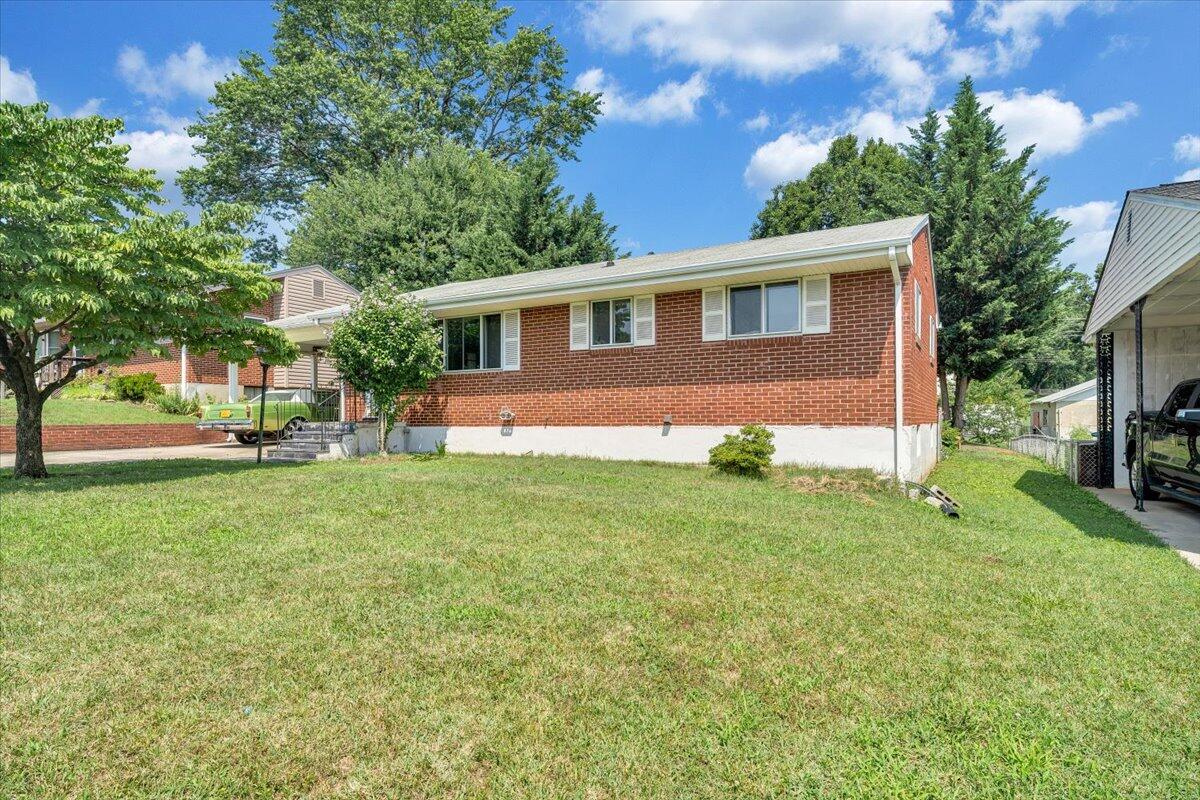 3332 Maplelawn AVE NW