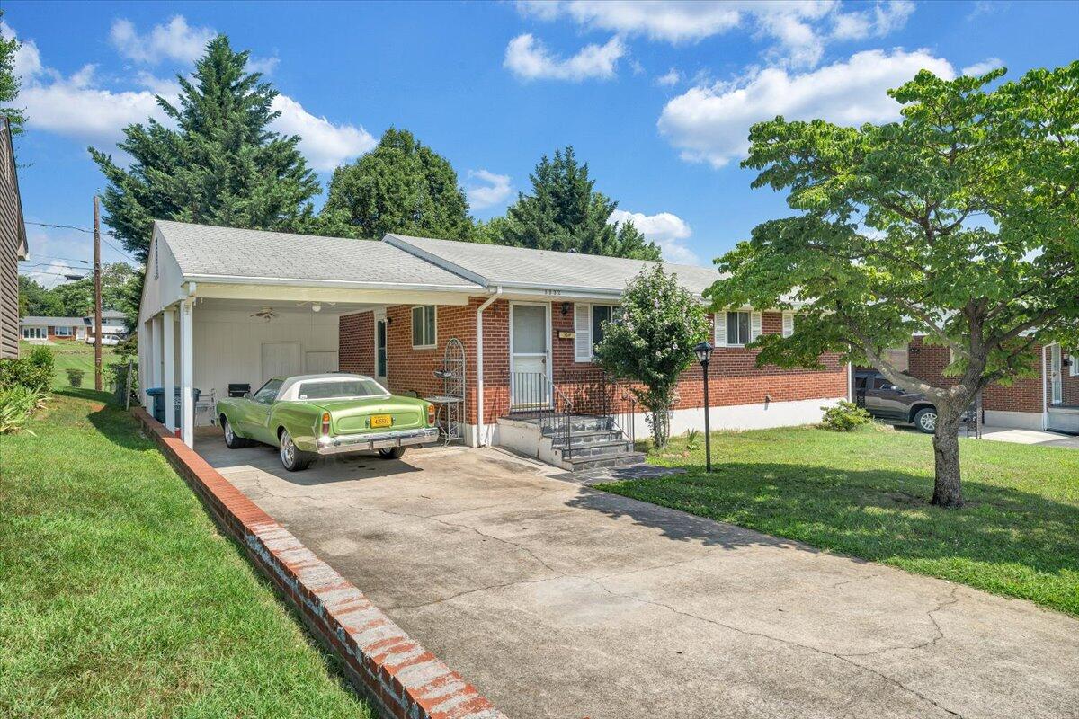 3332 Maplelawn AVE NW