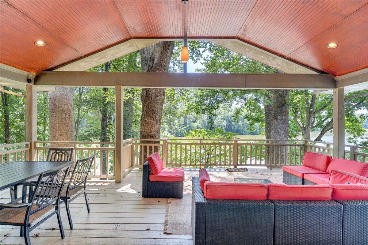 112 Crescent LN