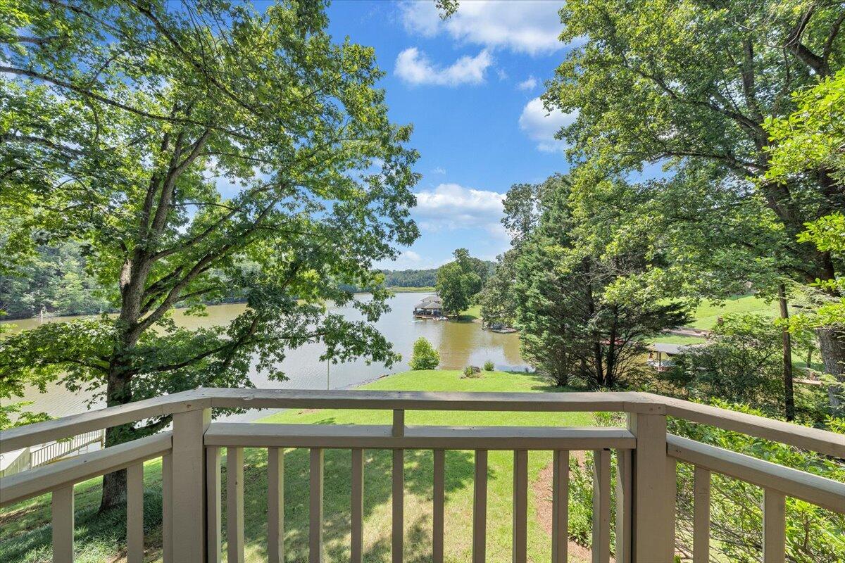 112 Crescent LN