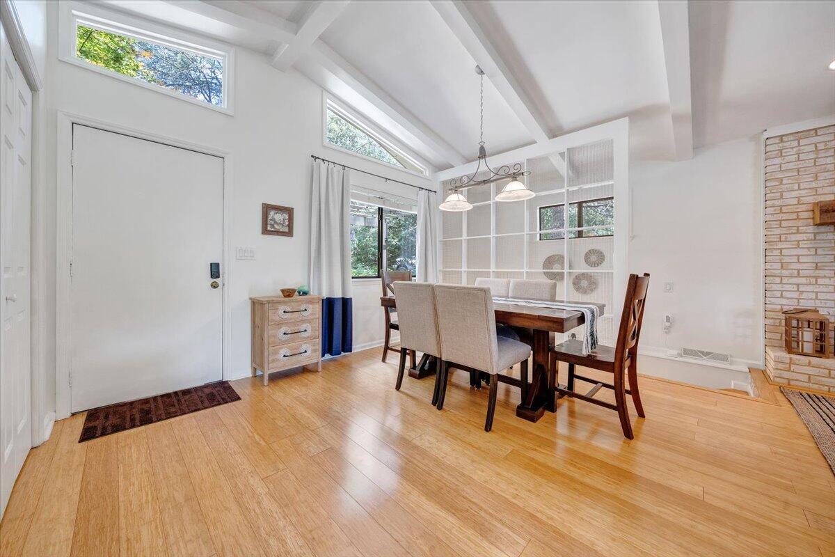 112 Crescent LN