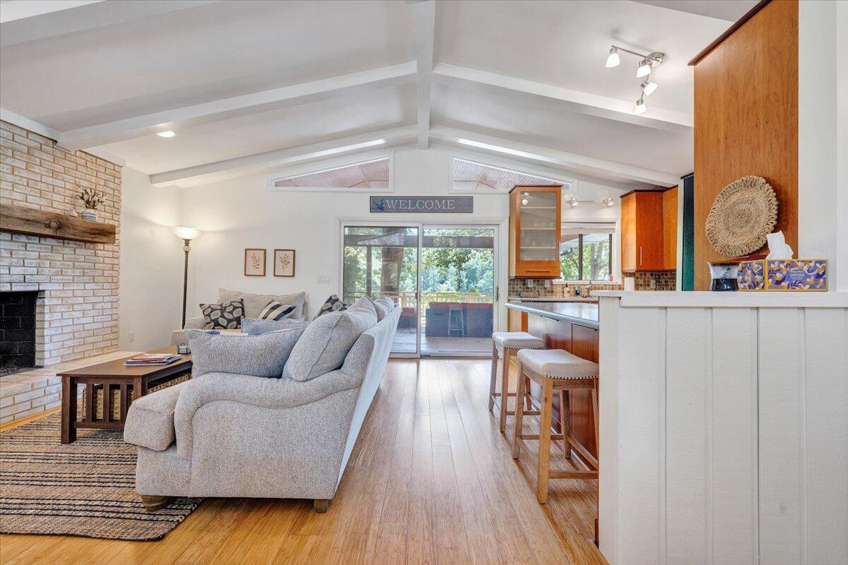 112 Crescent LN