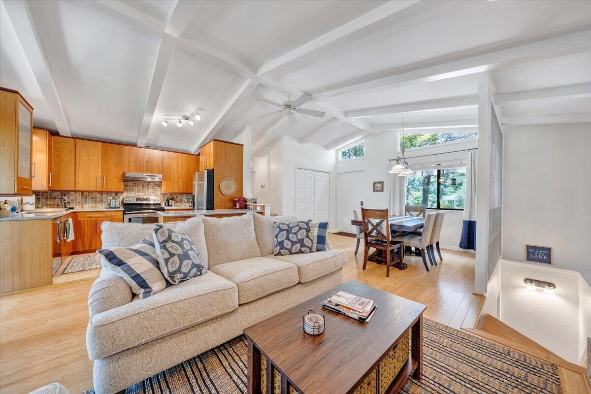 112 Crescent LN