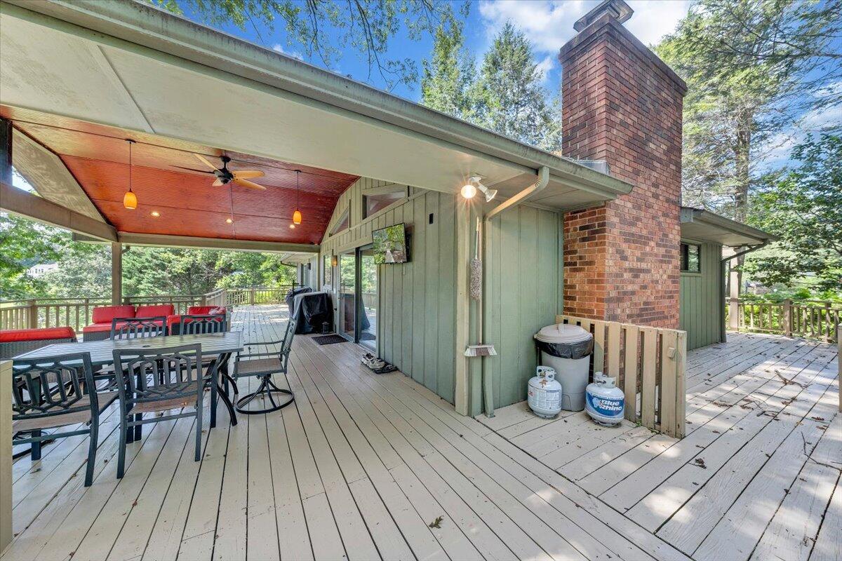112 Crescent LN