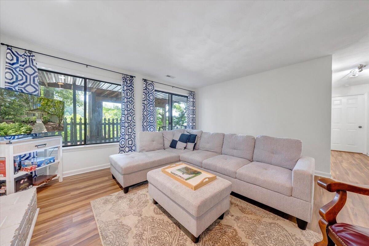 112 Crescent LN