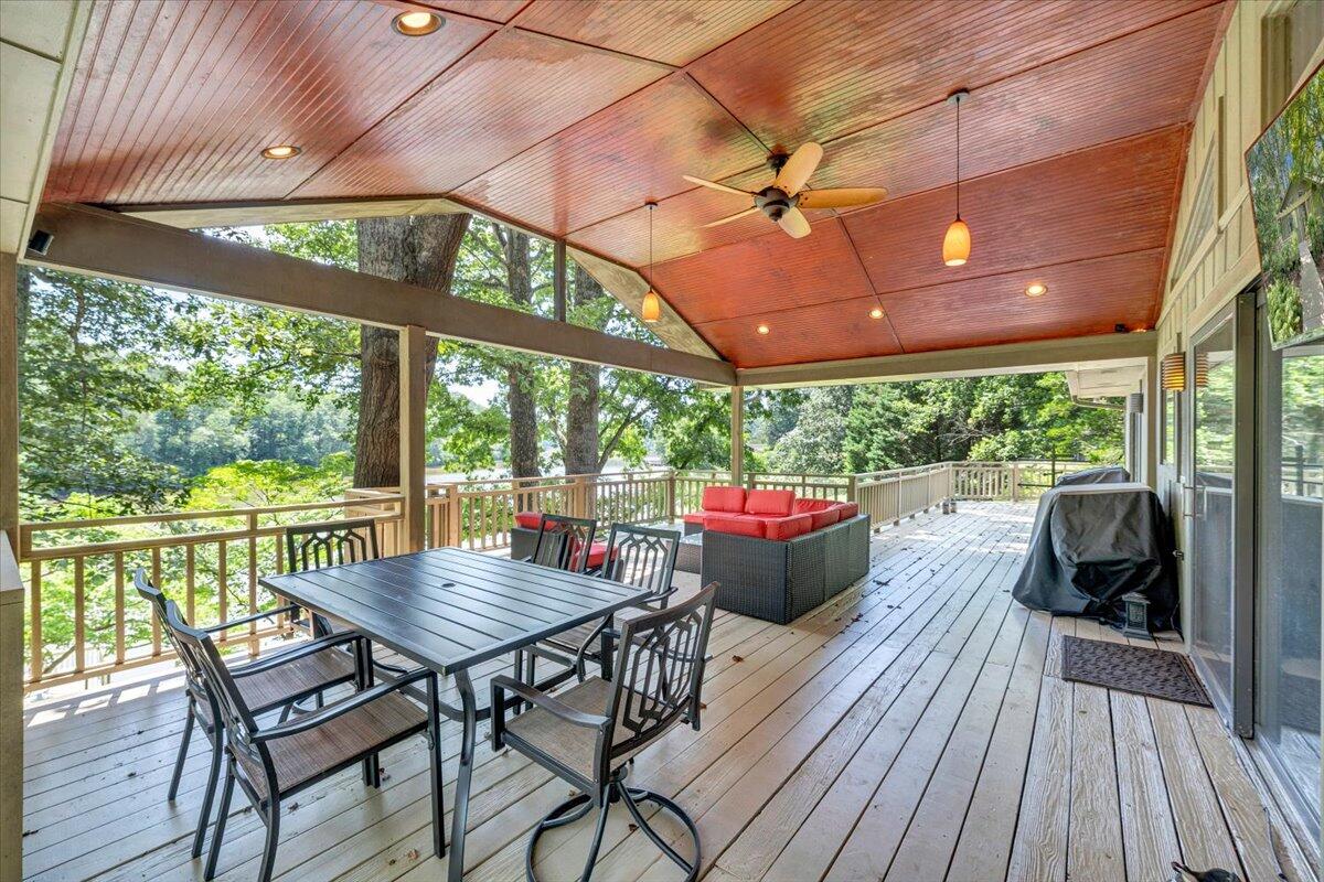 112 Crescent LN