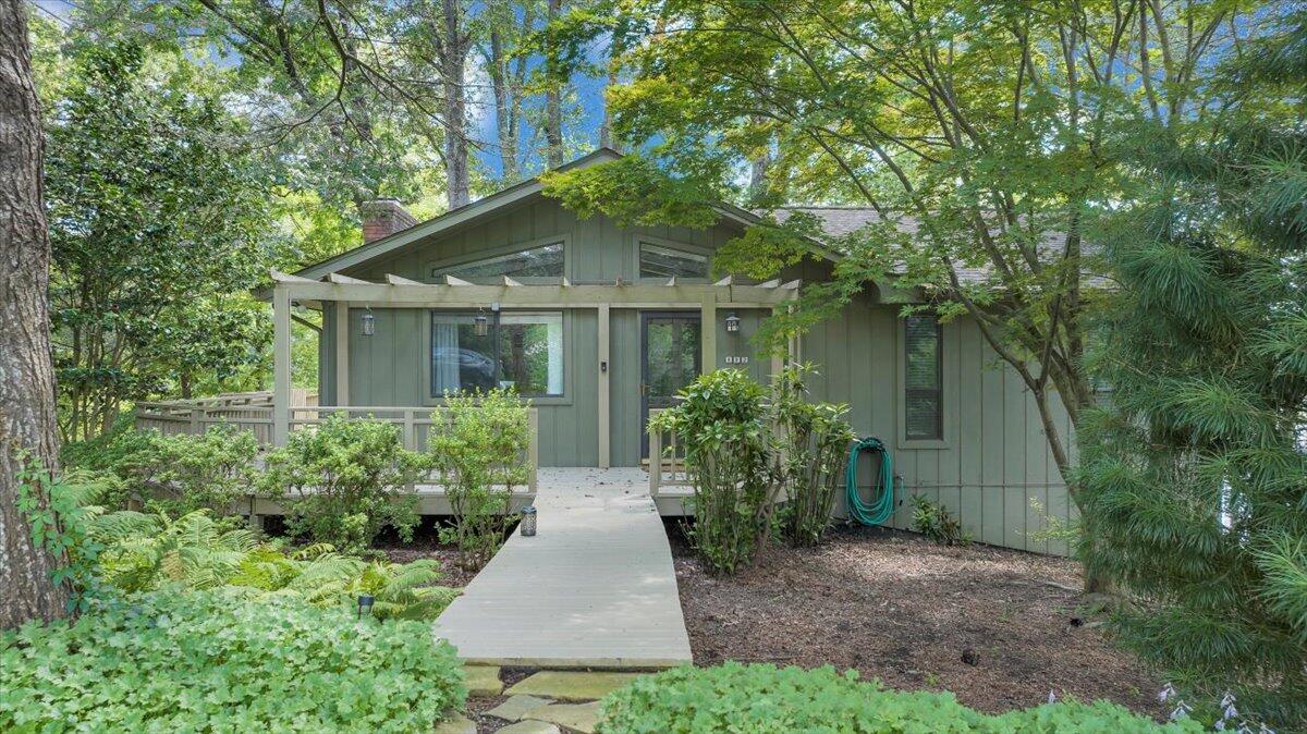 112 Crescent LN