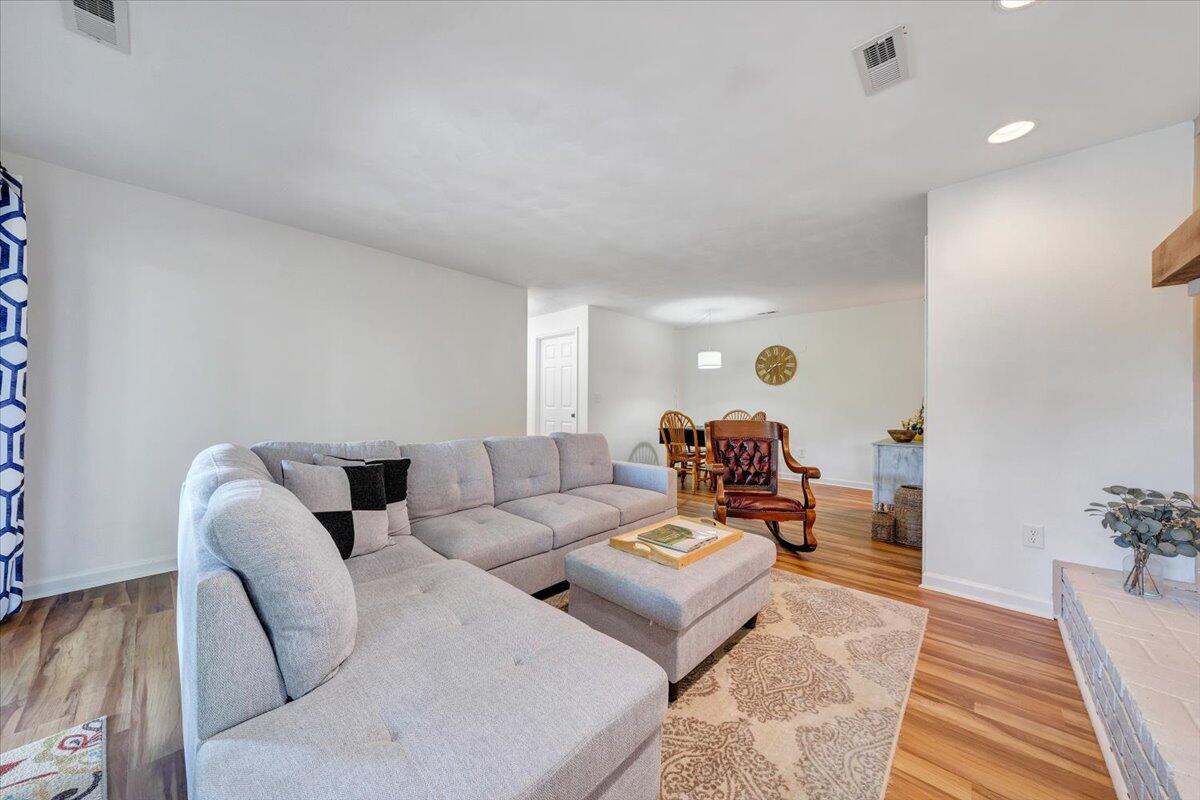 112 Crescent LN