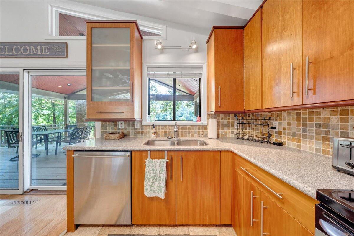 112 Crescent LN