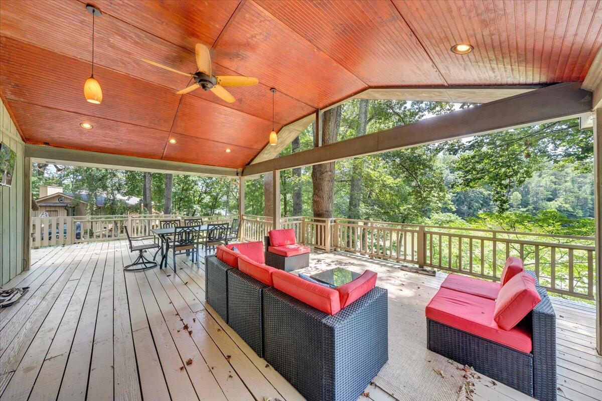 112 Crescent LN