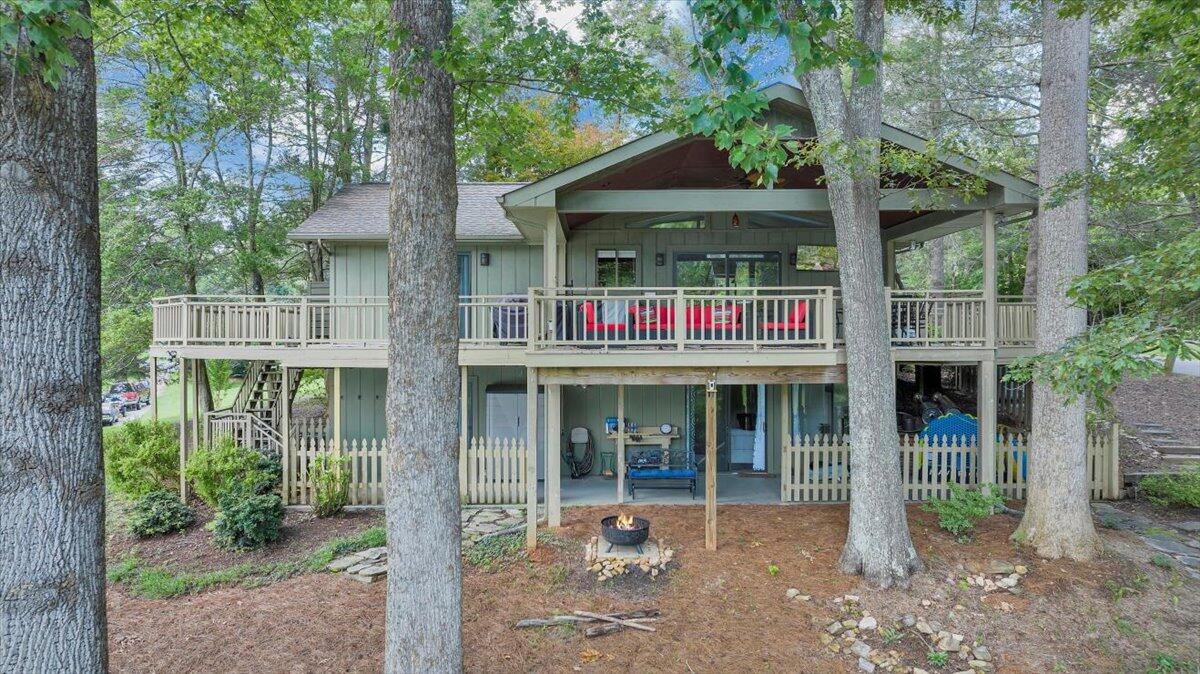 112 Crescent LN
