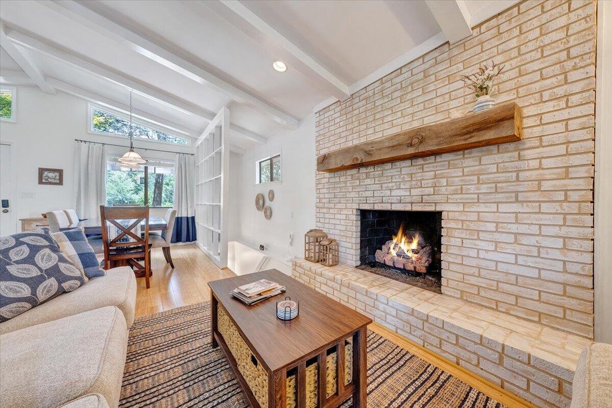 112 Crescent LN