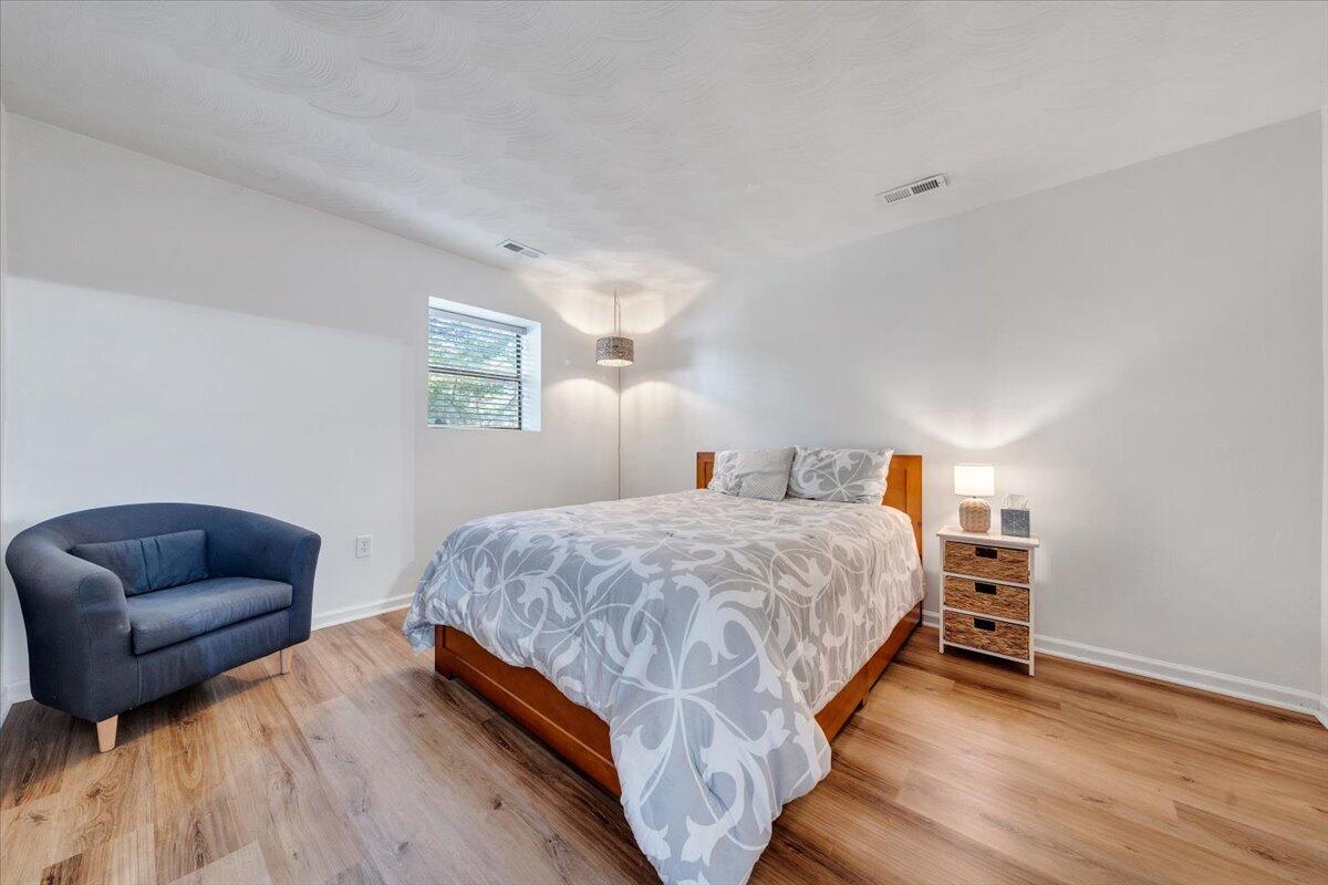 112 Crescent LN