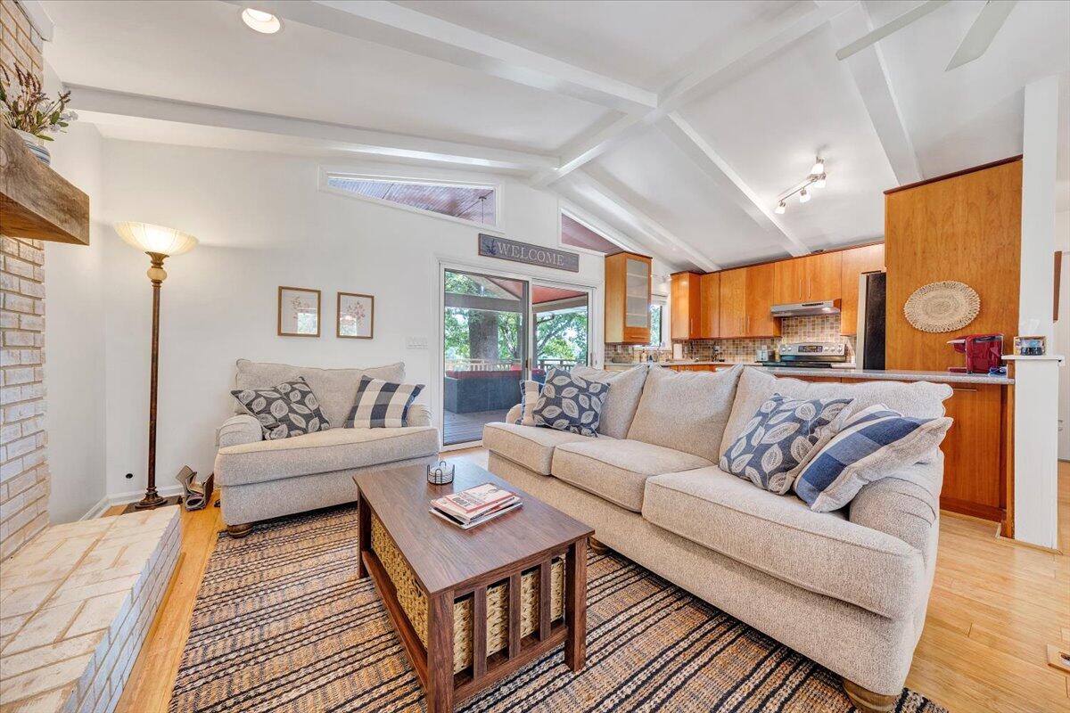 112 Crescent LN