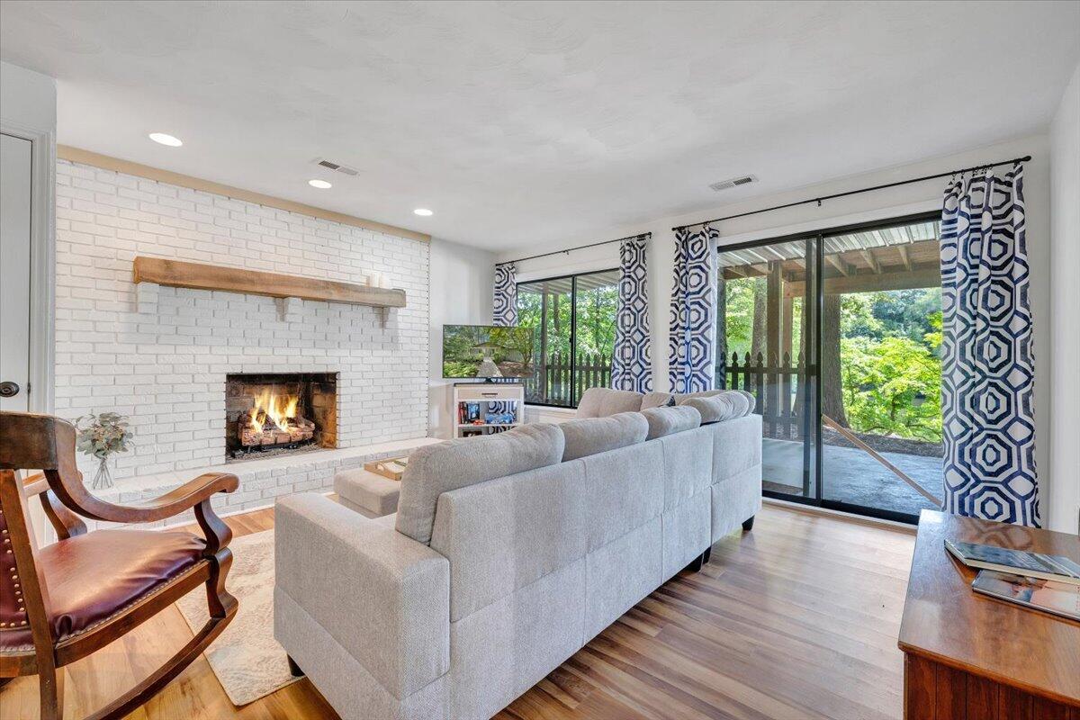 112 Crescent LN