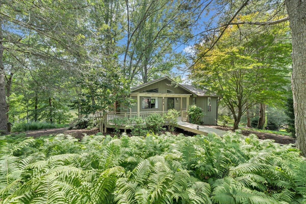 112 Crescent LN