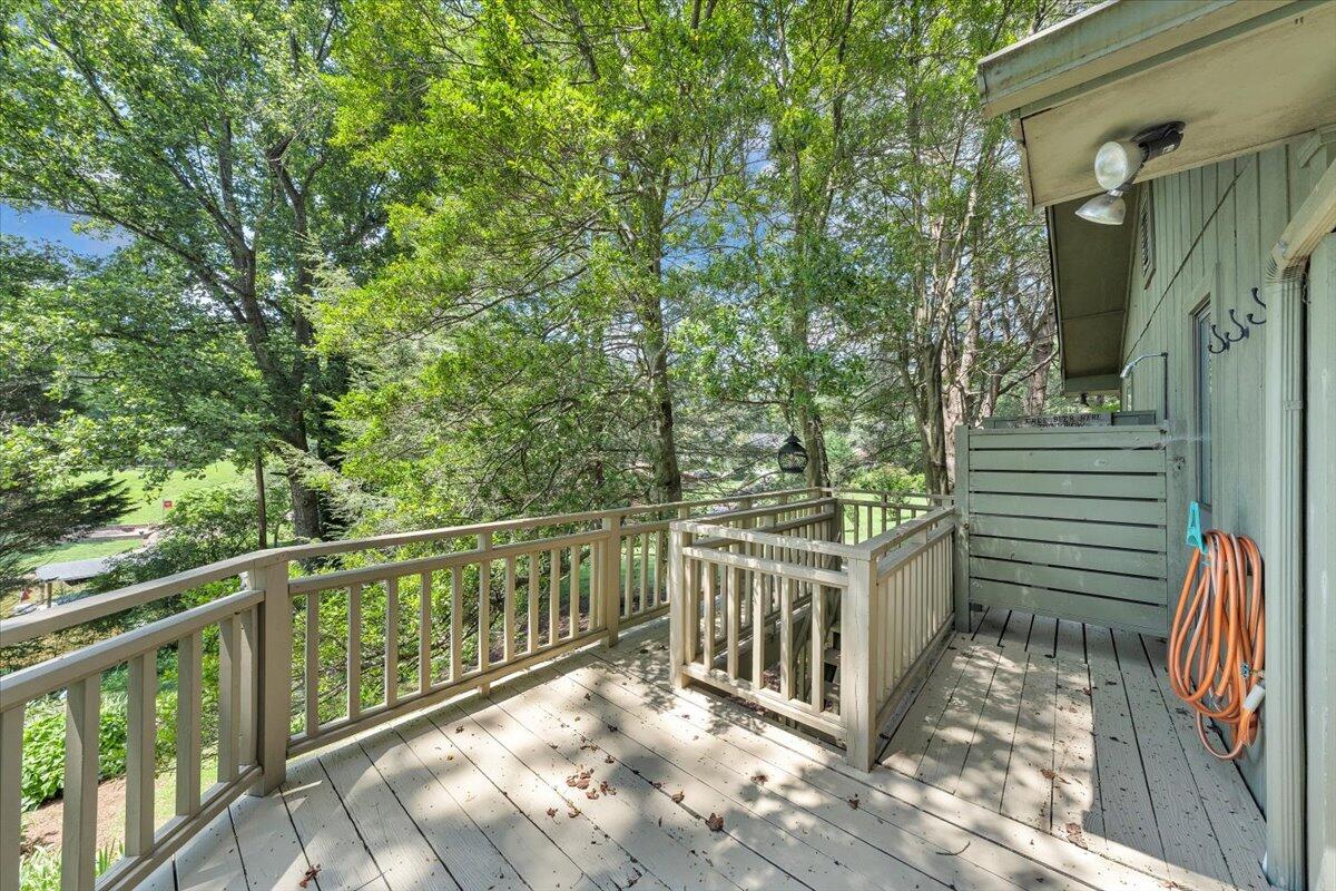 112 Crescent LN