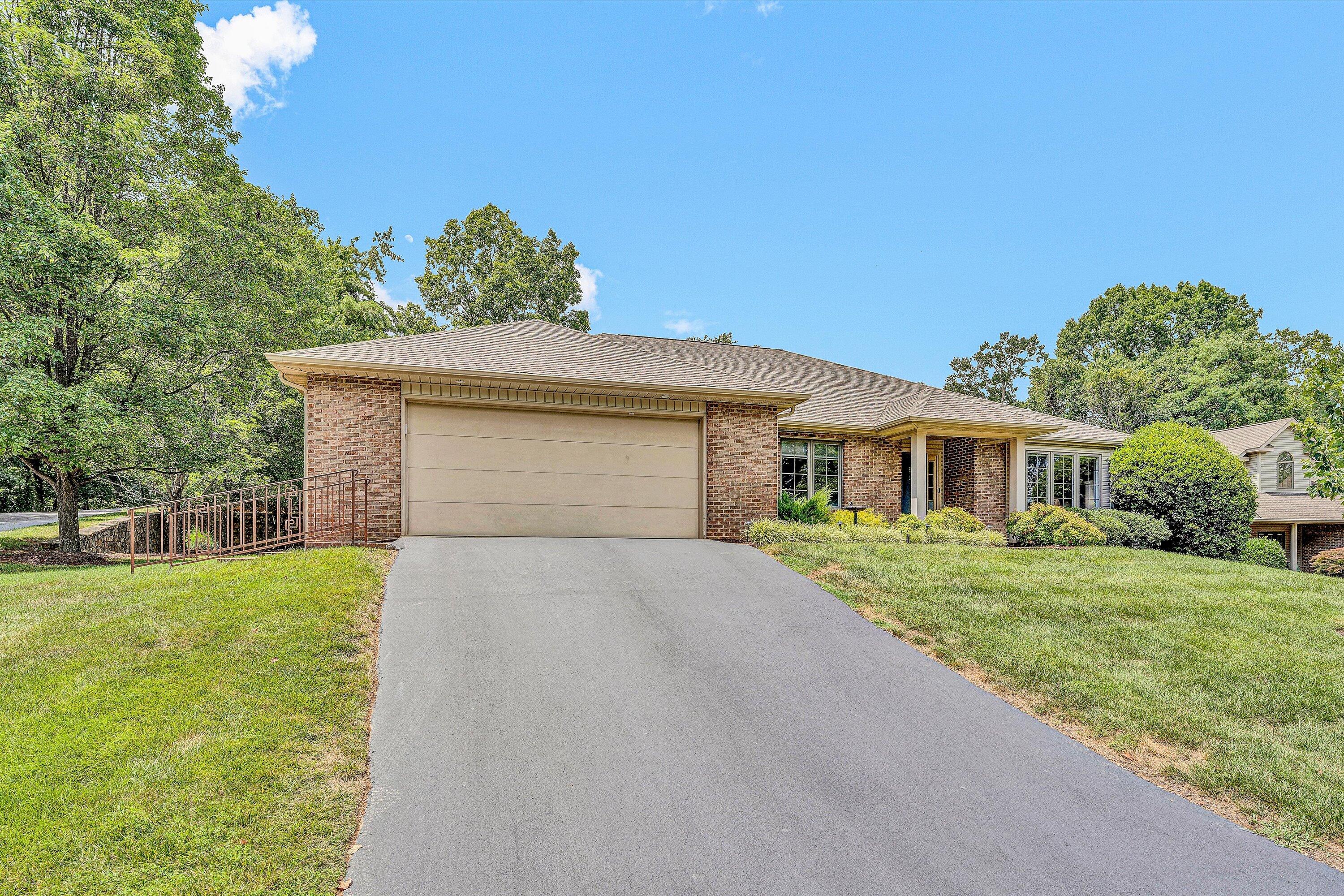 1815 Northwoods LN