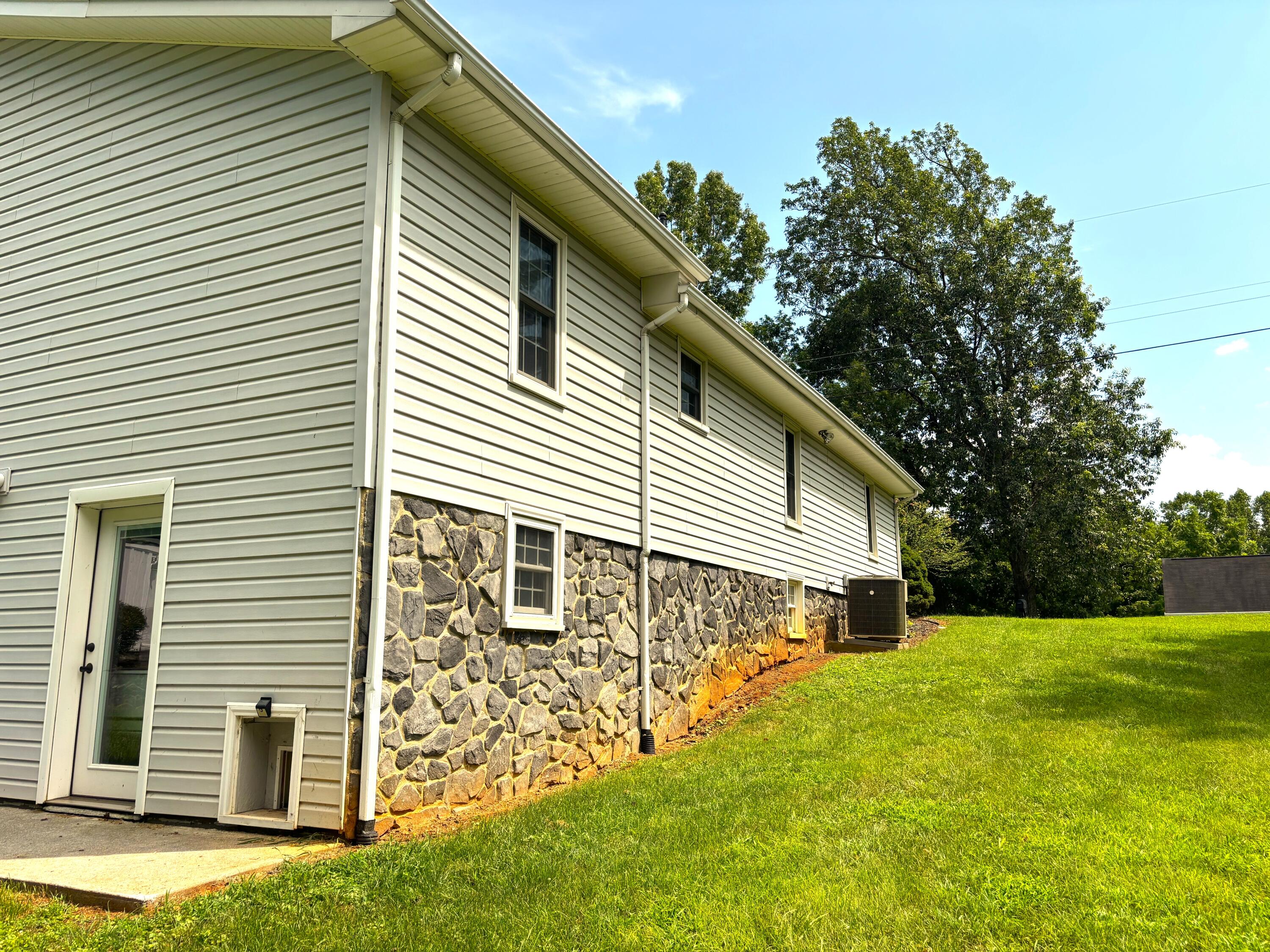 1235 Rock Spring RD