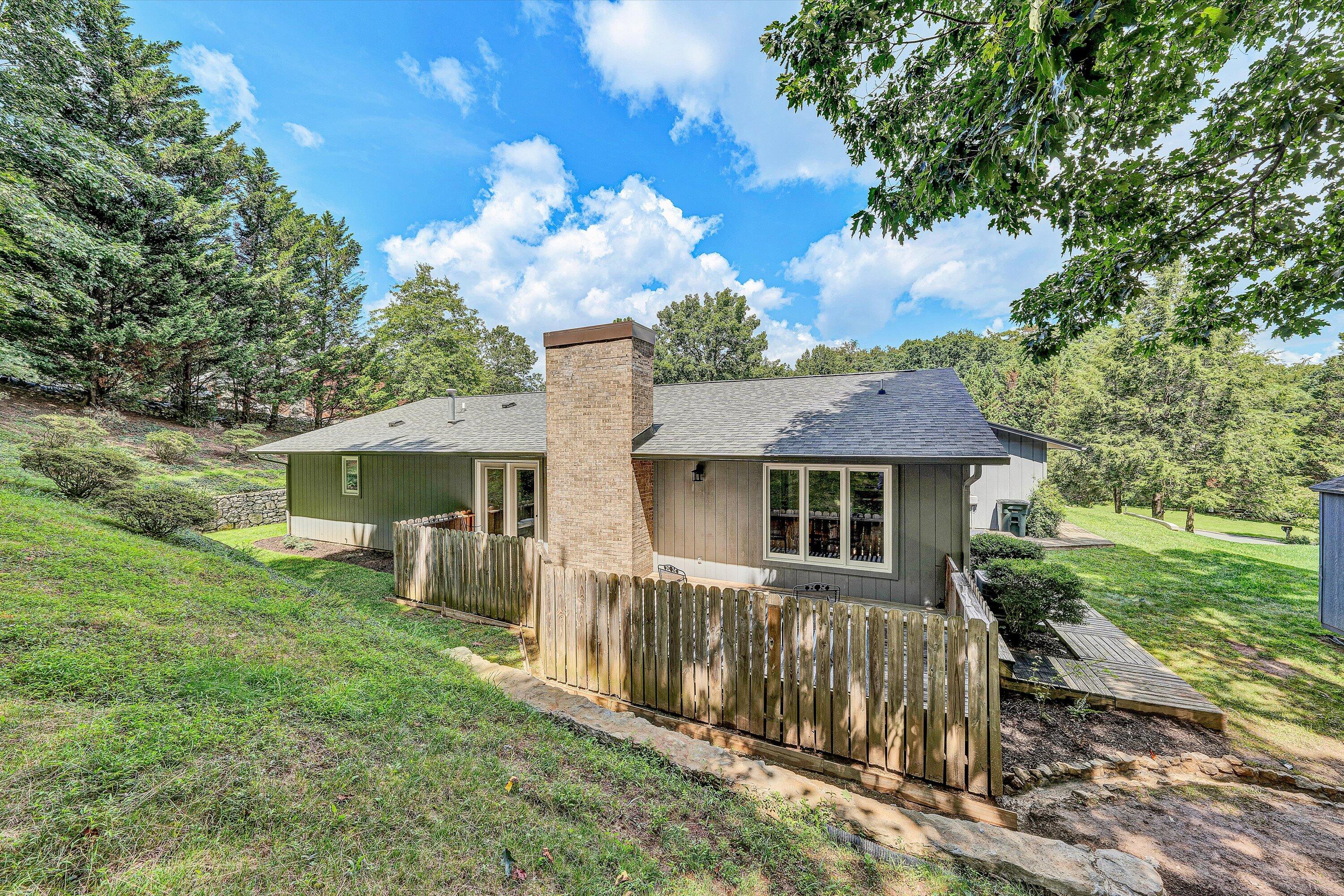 180 Forest DR
