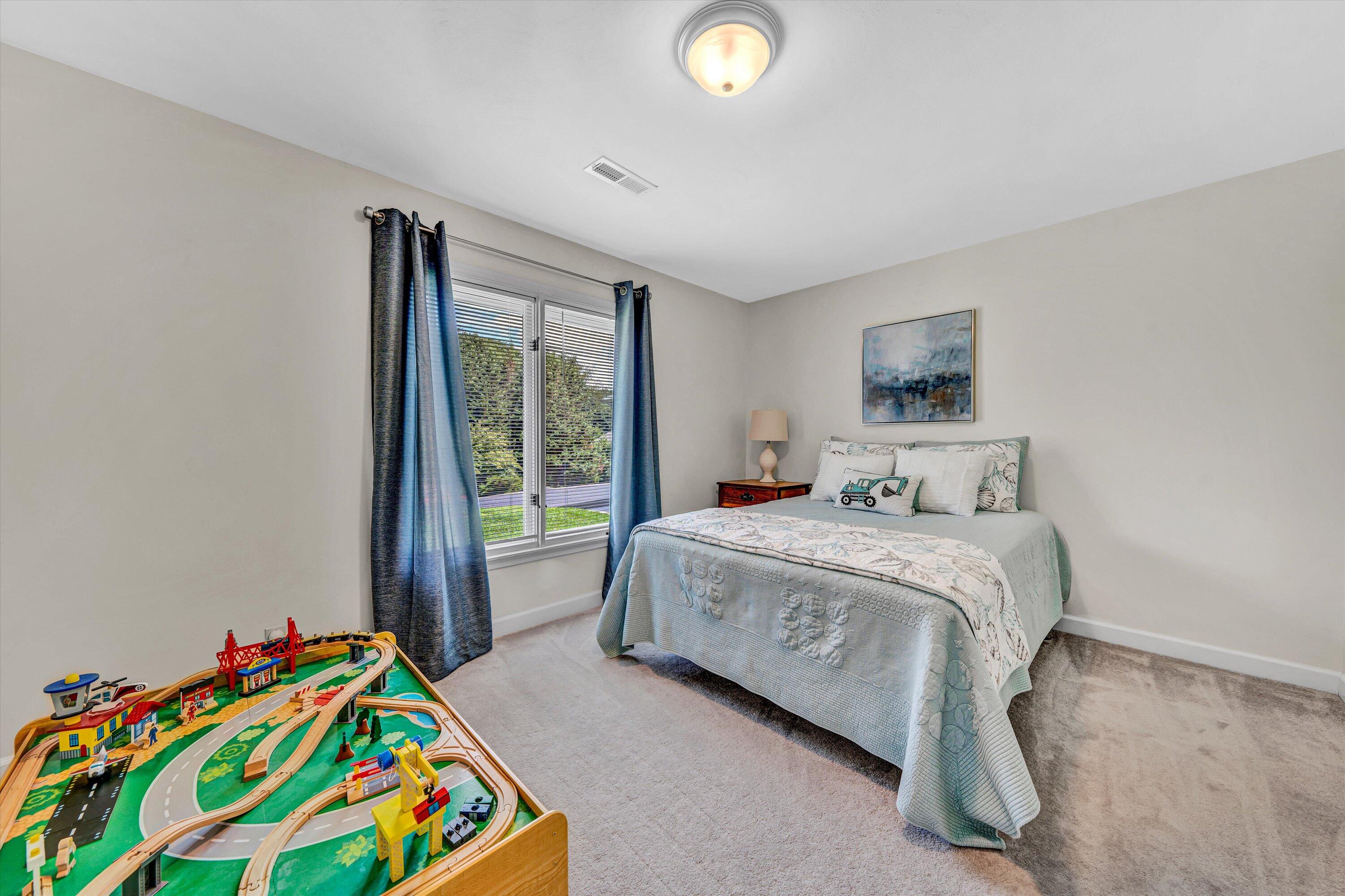 180 Forest DR