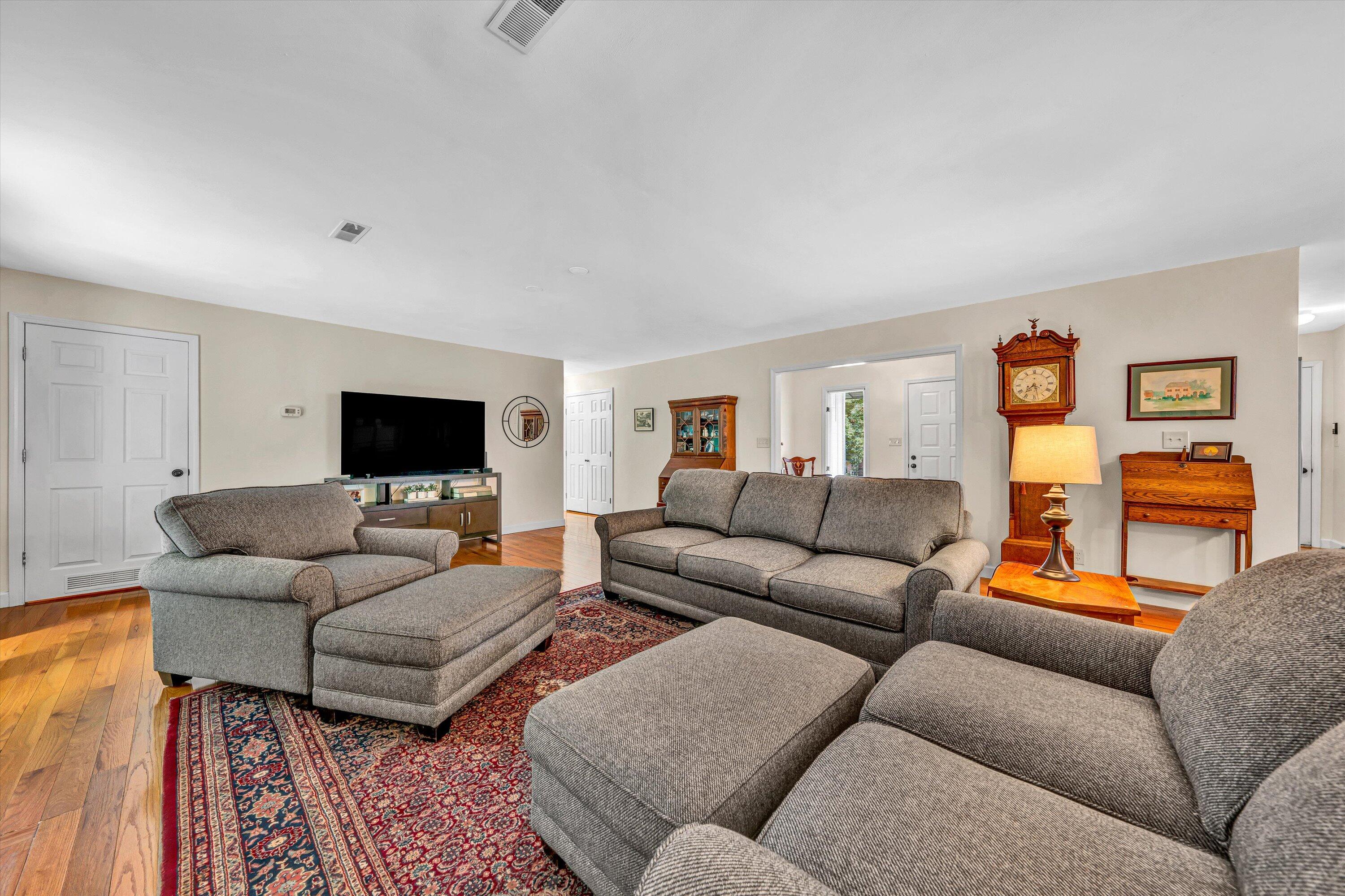 180 Forest DR