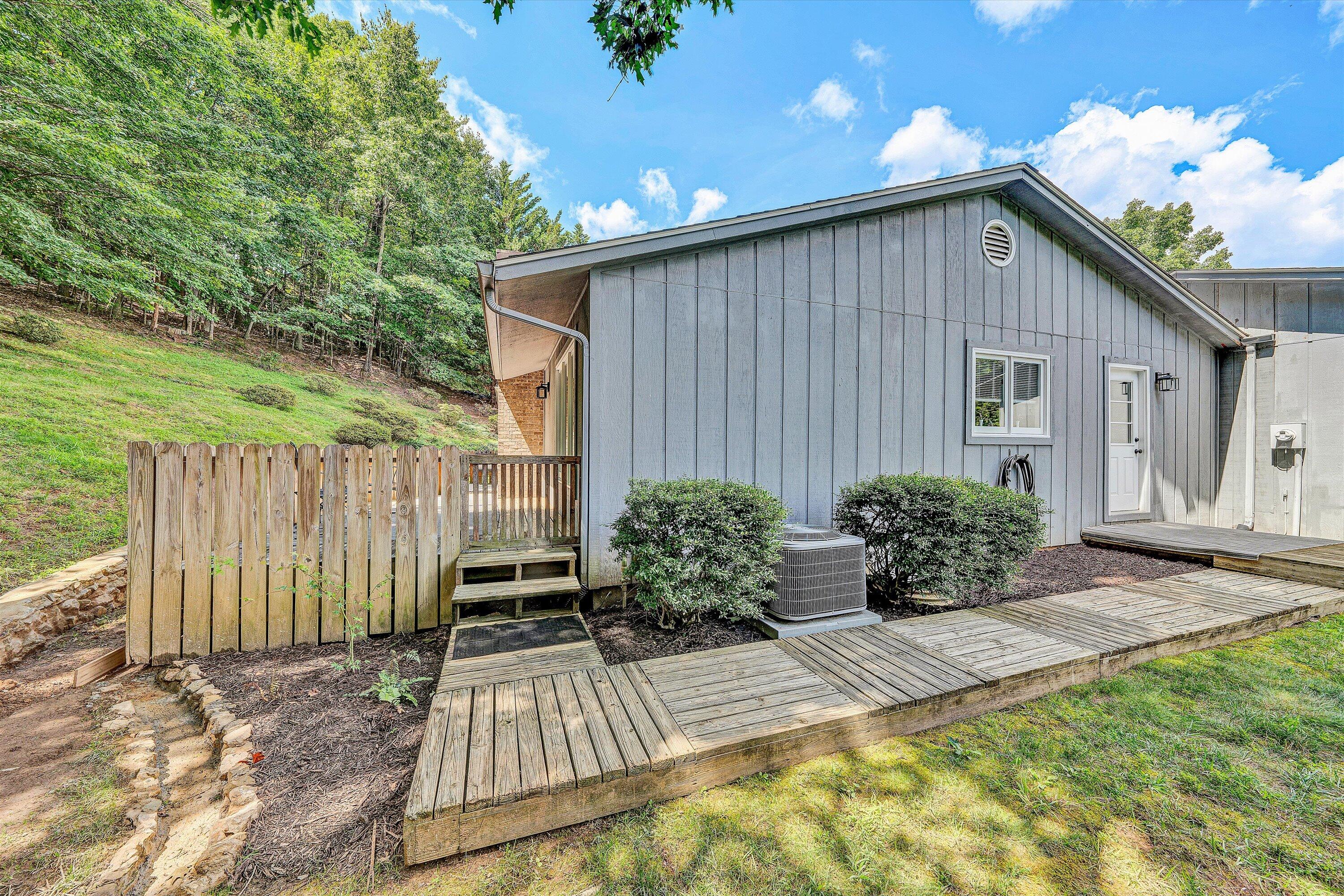 180 Forest DR