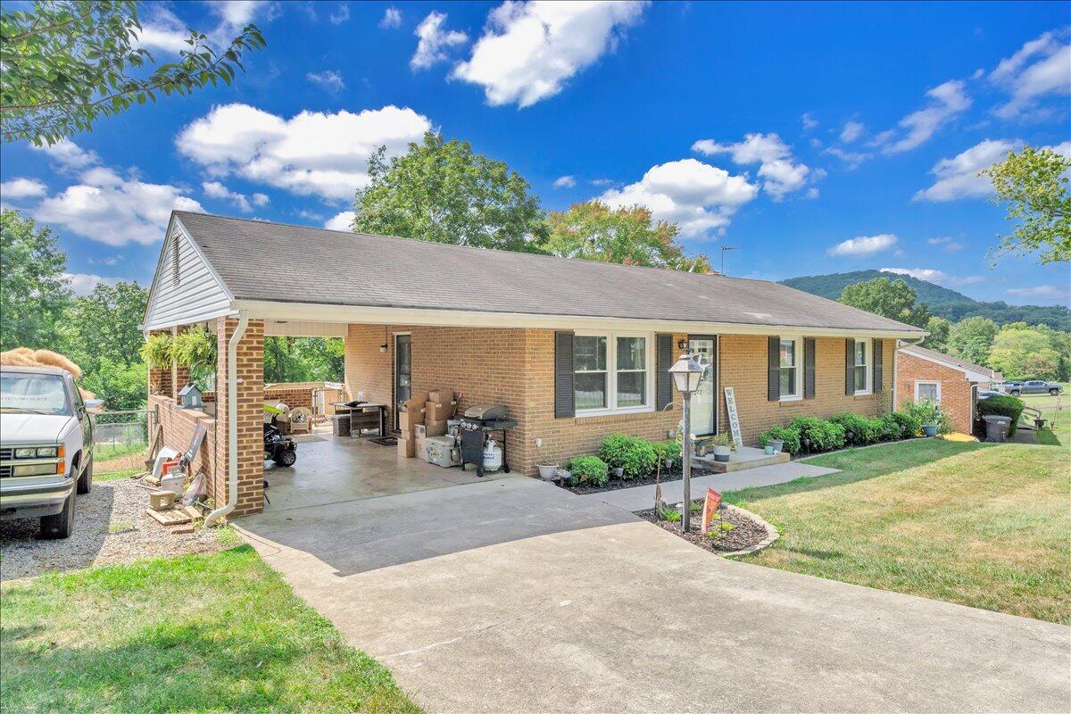 3077 Woodway RD