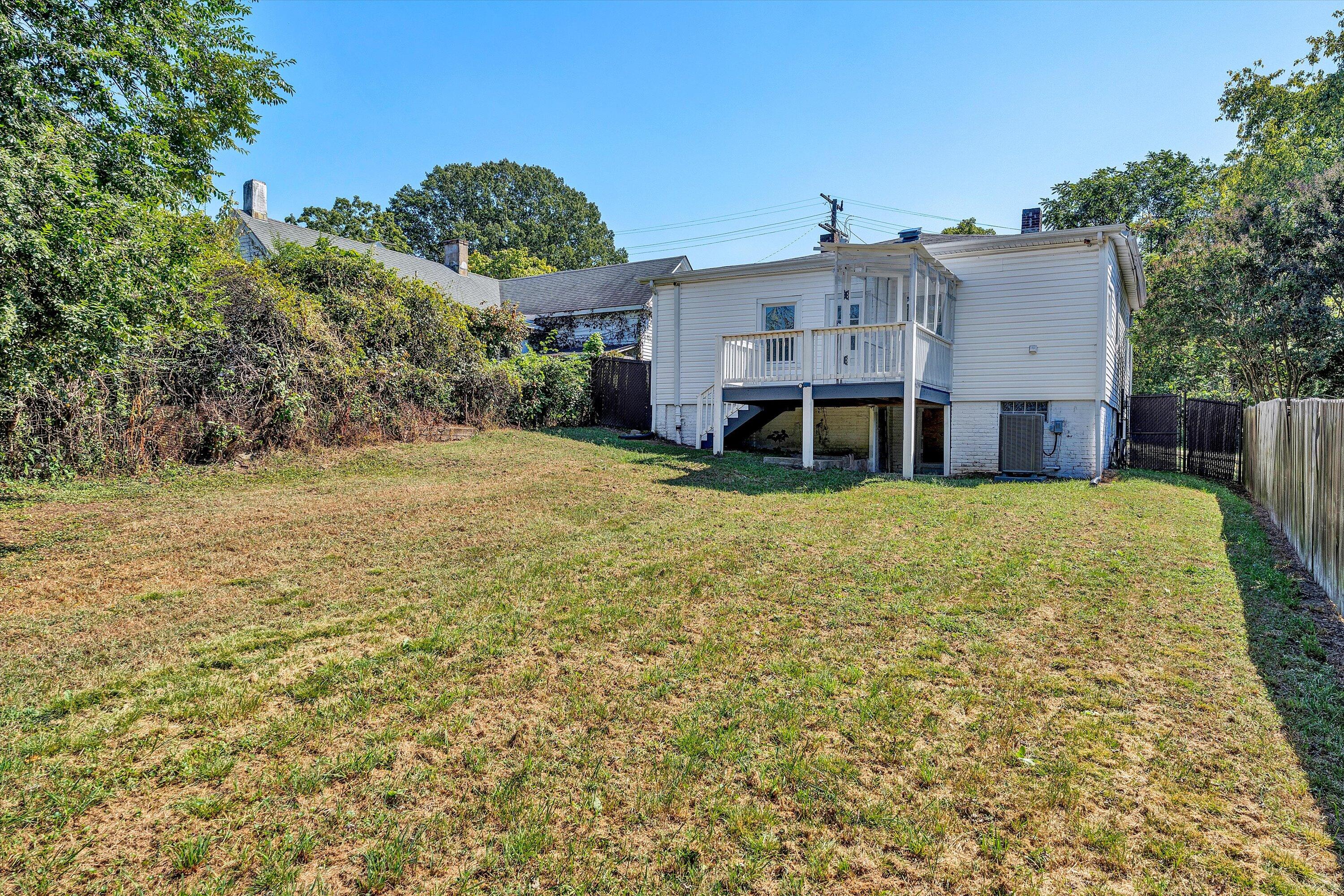 2225 Sabine AVE