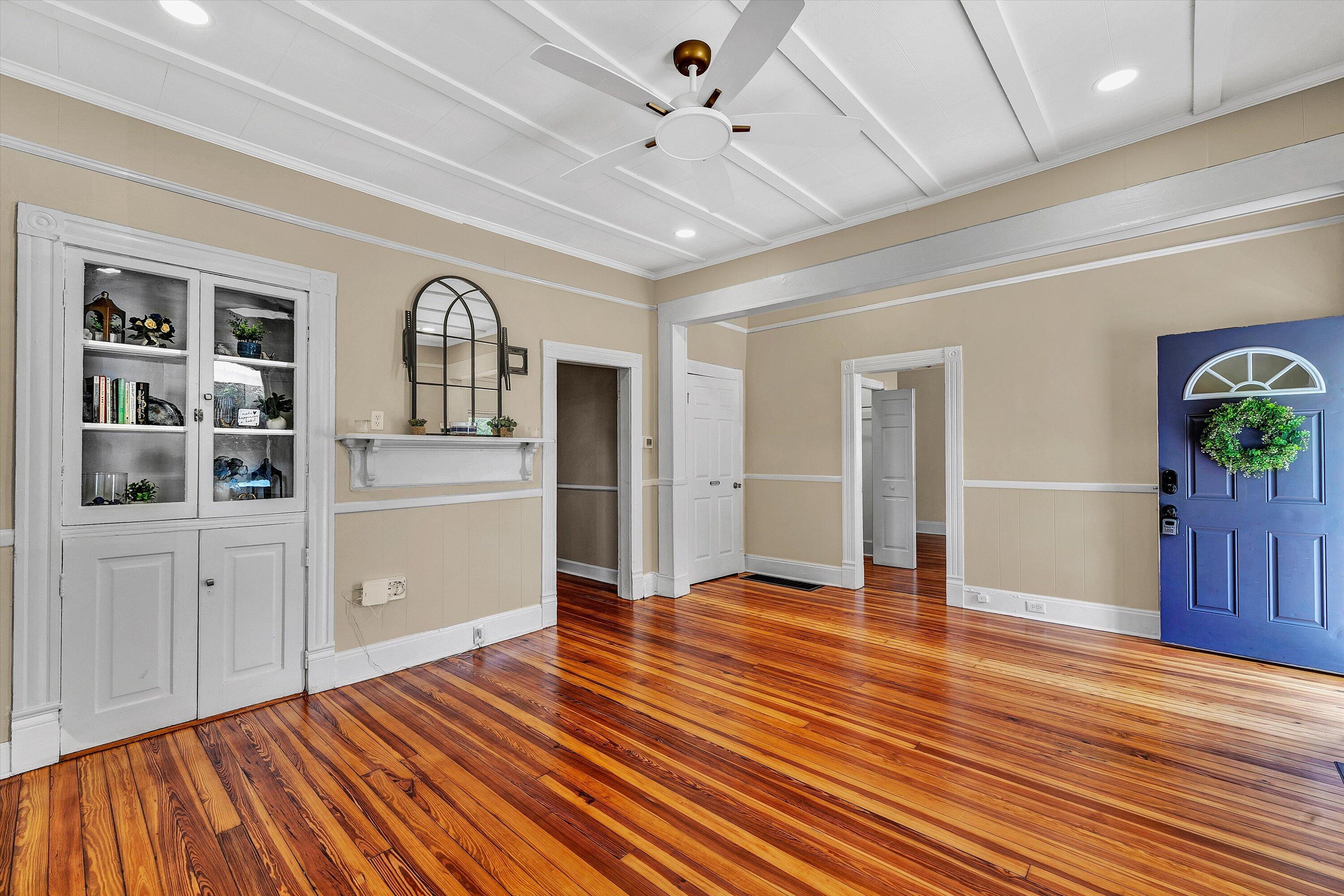 2225 Sabine AVE