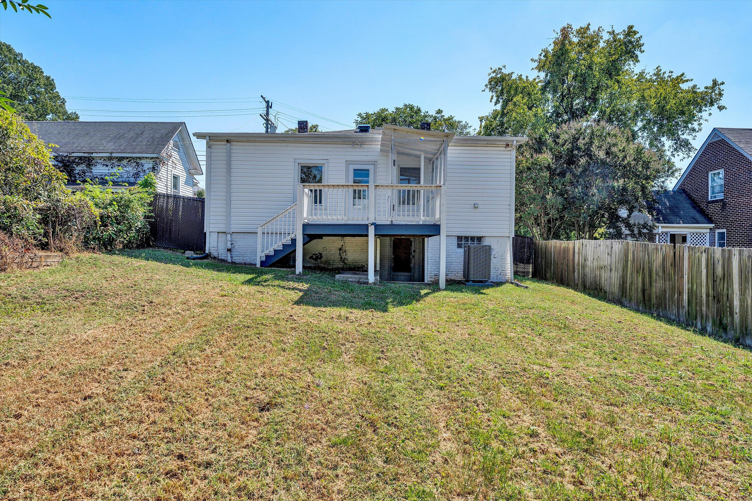 2225 Sabine AVE